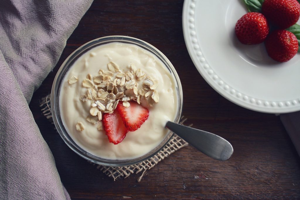Das Joghurt aus dem Instant Pot lässt sich mit Früchten und Beeren, zum Beispiel für ein Müsli, verfeinern.